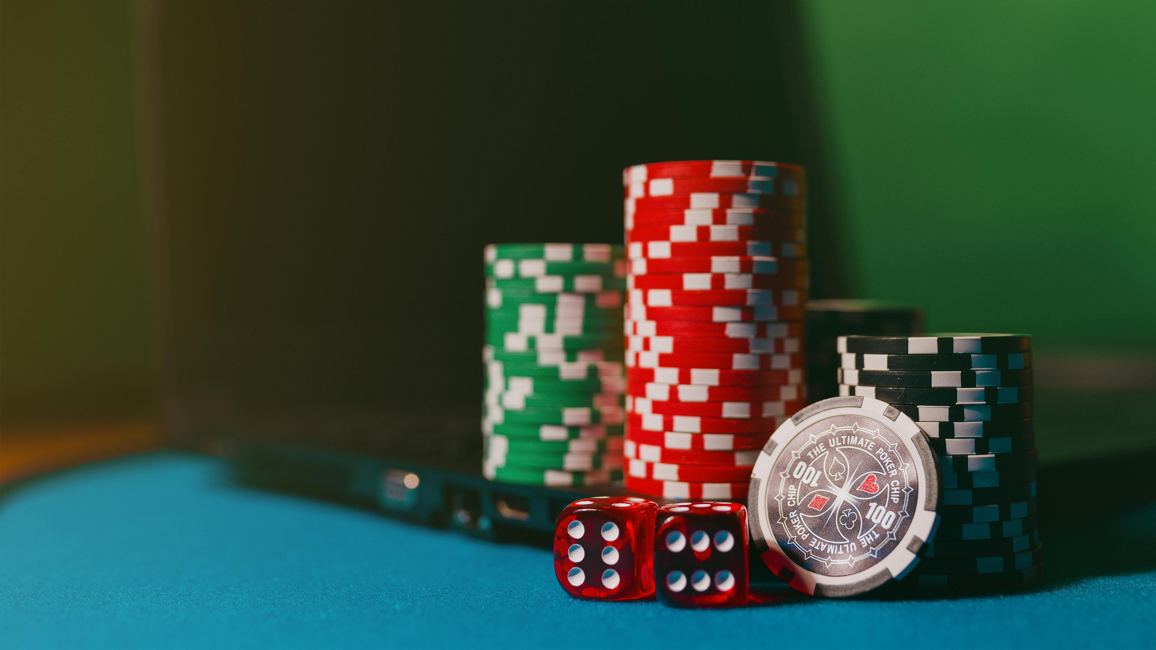 မြန်မာ ကစားသမားများ 999slots တွင် Baccarat ဂိမ်း ကစားနေသည့် မြင်ကွင်း